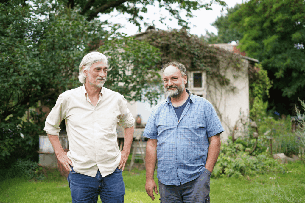 Georg Laurisch und Ralph Meiling stehen vor der Werkstatt im 100Bretter Garten in Wulkow.